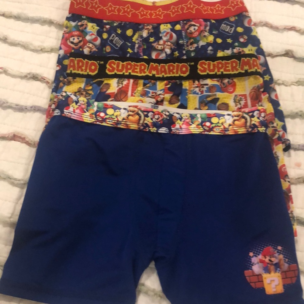 Boys super Mario Briefs size 6